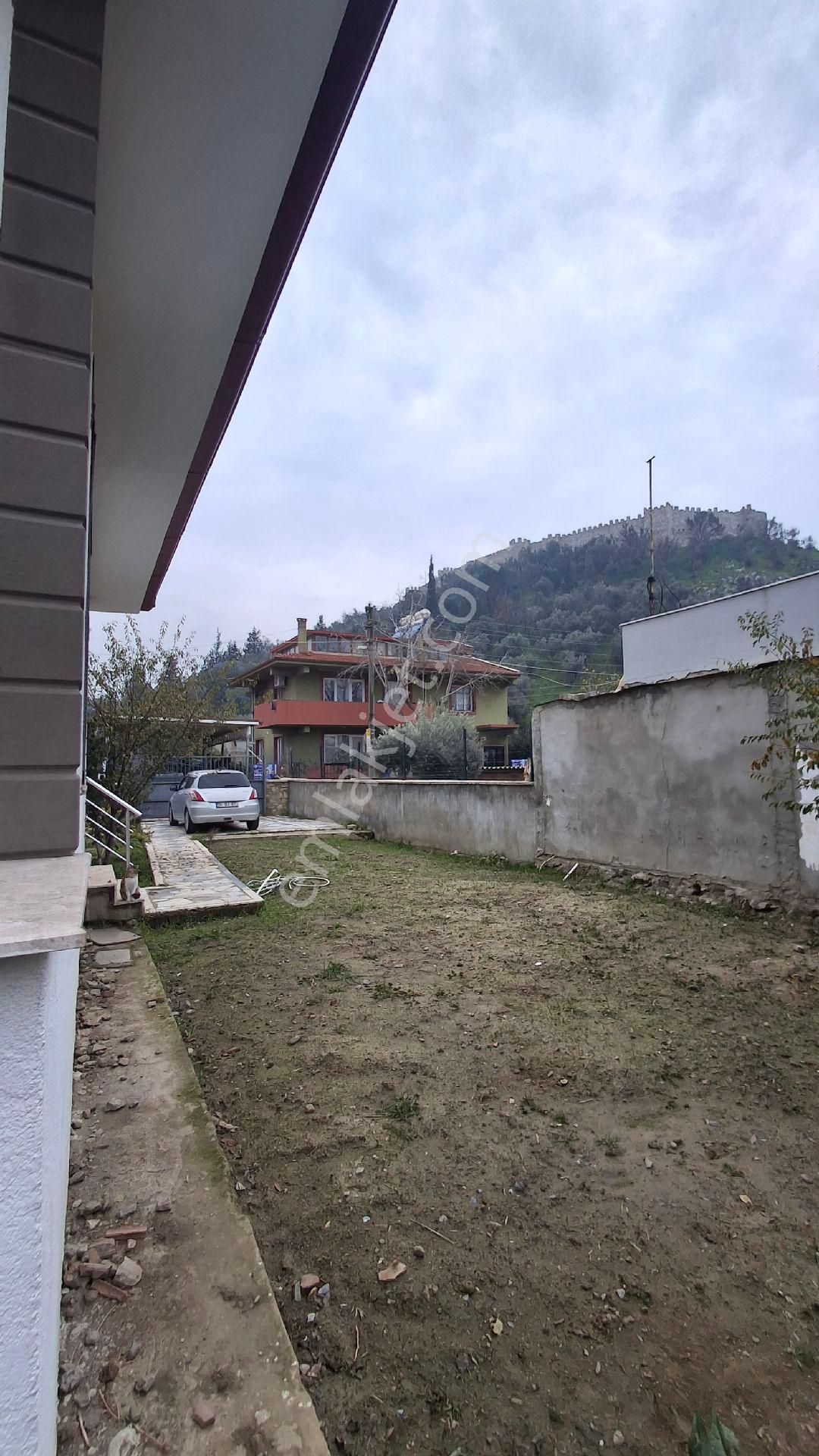 Selçuk İsabey Mh. Garajlı Genis Bahçeli Kale Manzaralı Müstakil - Görsel 23