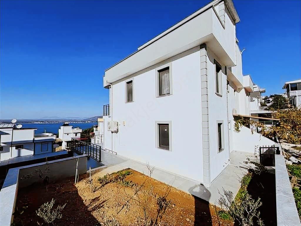 Didim Akbük'te Deniz Manzaralı 5+2 Bahçeli Villa