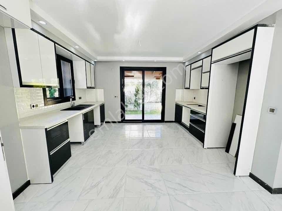 Kuşadası Davutlar'da Siteden Bağımsız Satılık 4+1 Villa - Görsel 4