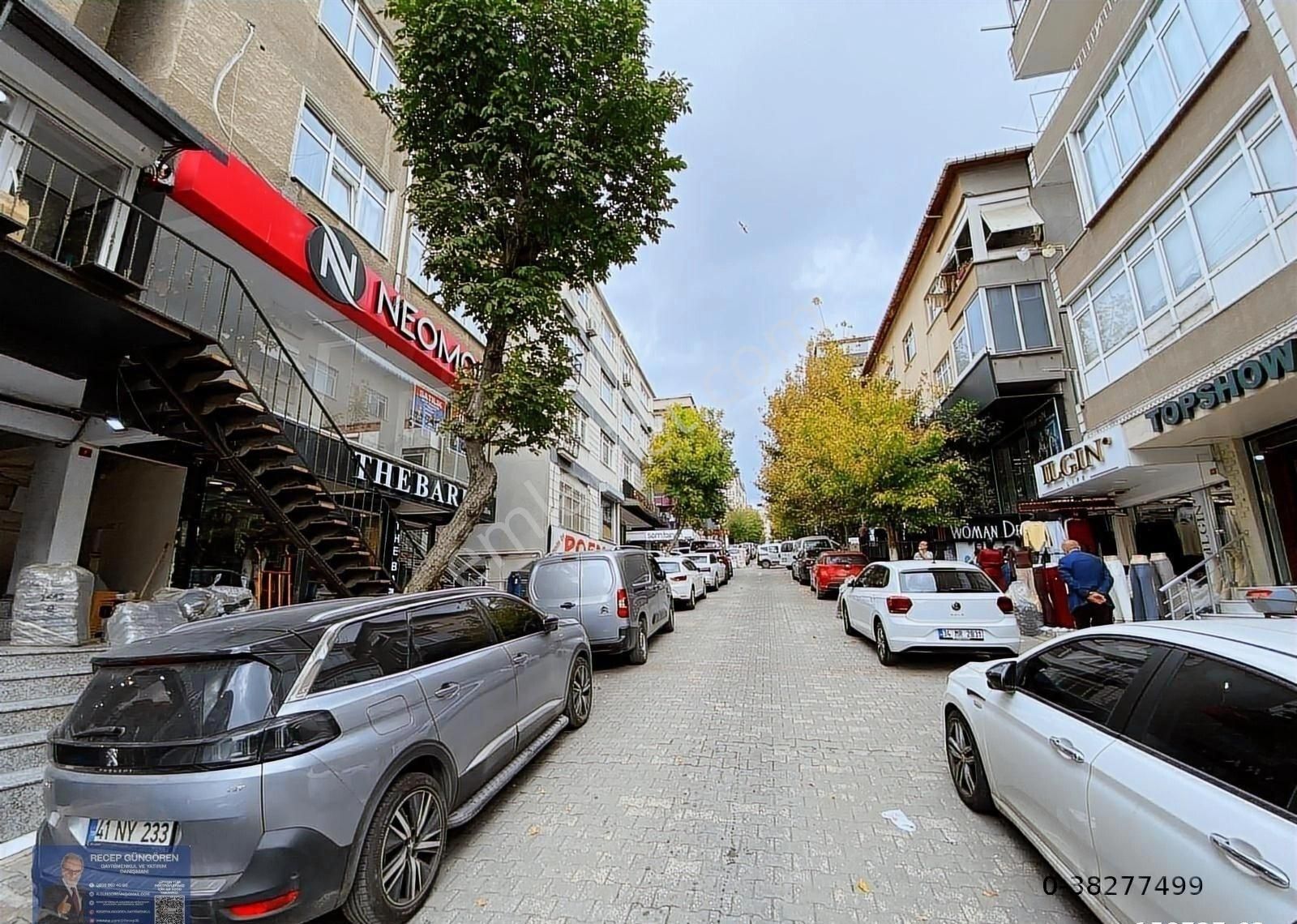 25 Metre Cepheli, Cam Vitrinli, Köşe Konumda Lüks Mağaza - Görsel 31