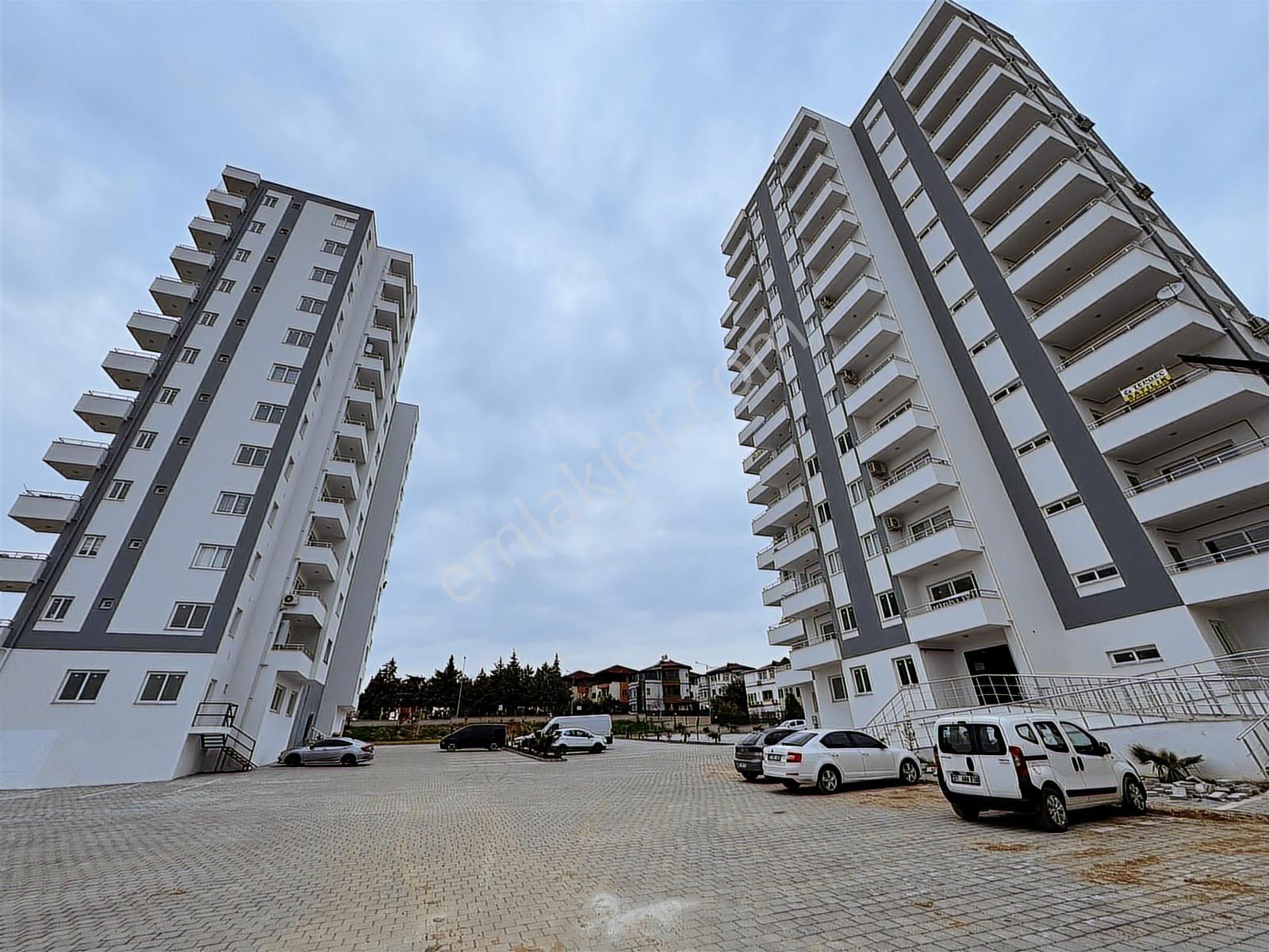 Bahçeşehir/isabet Okulları Civarı/1 Yaşında/2 Cephe/yatırımlık!!