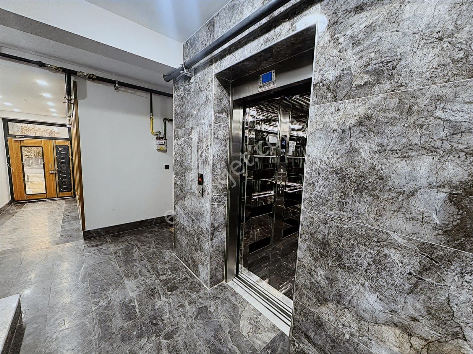 Alaçatı'dan İncek'te Bulvar Market Yanı Bahçe Kullanımı Geniş2+1 - Görsel 10