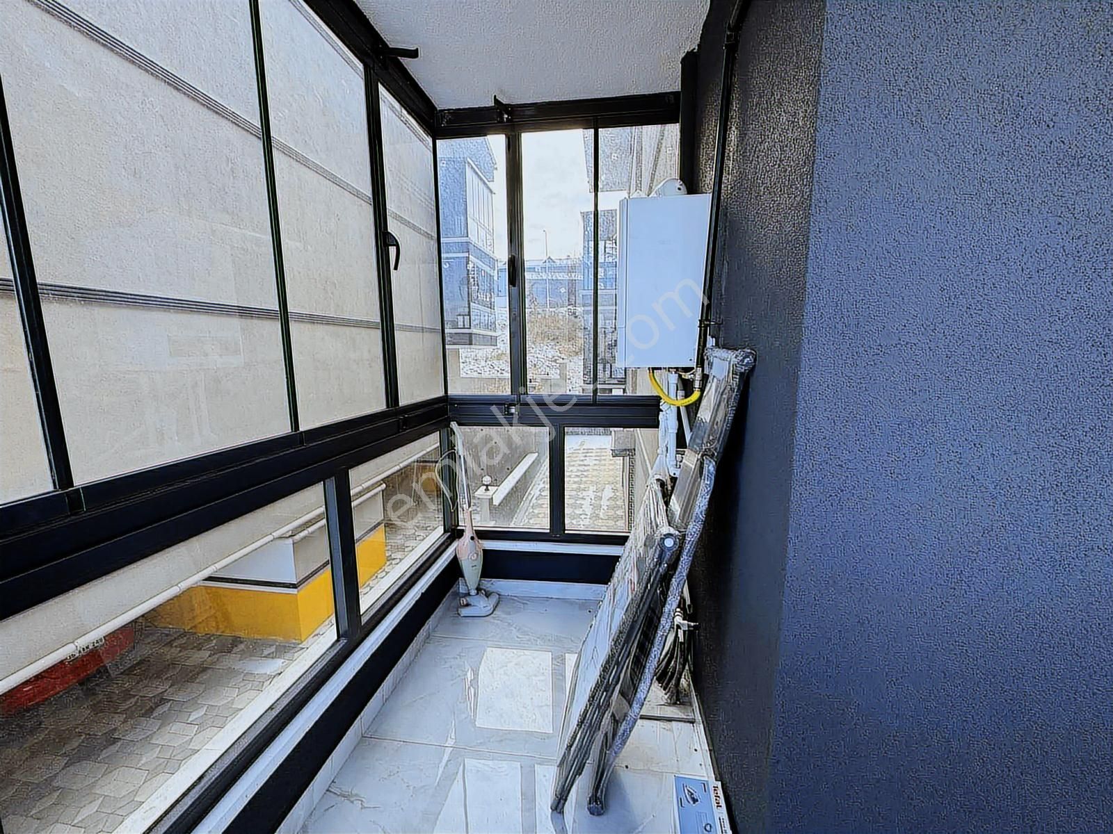 Alaçatıdan İncekte 2.katta Cam Balkonlu Lüks Eşyalı Kiralık 1+1 - Görsel 25