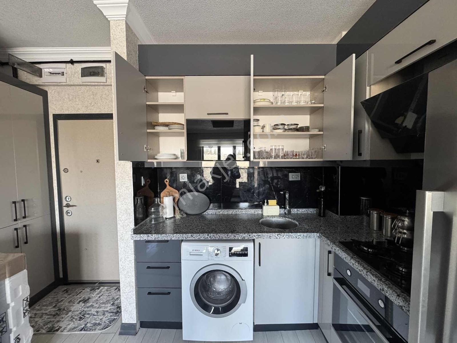 Alaçatıdan İncekte 2.katta Cam Balkonlu Lüks Eşyalı Kiralık 1+1 - Görsel 9