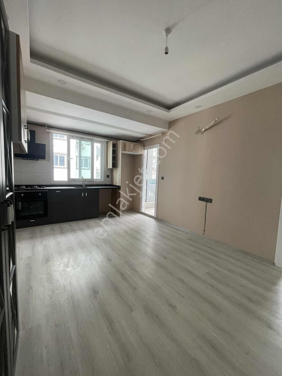 Stadyum~civarı~1+1~ankastreli~caddeye~yakın~balkonlu~site~içi~ - Görsel 5