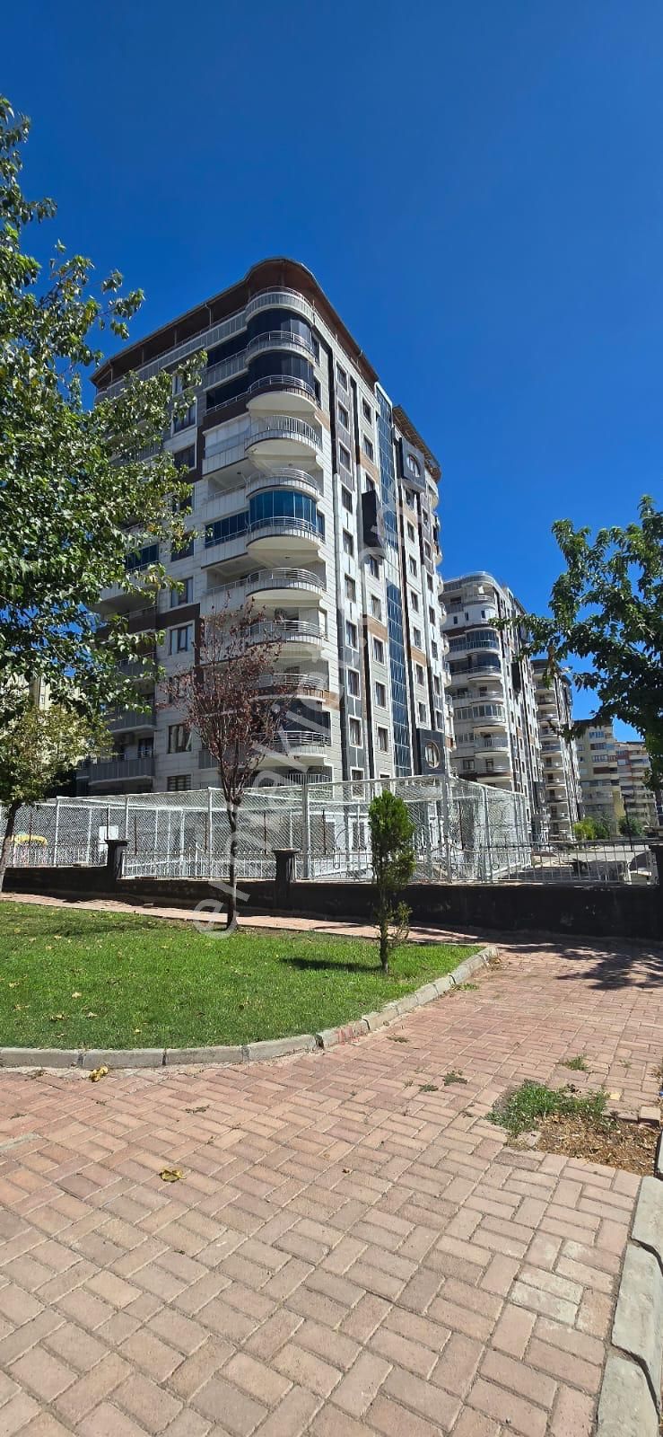 Uygun Emlaktan Karaköprü Ali Babada 5. Kat 4+1 Odalı Satılık Daire.