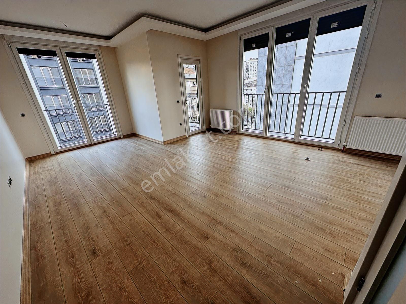 Tamiş'den Bostancı Lunaparka Yakın Açık&k.garajlı Sıfır 6.kat2+1