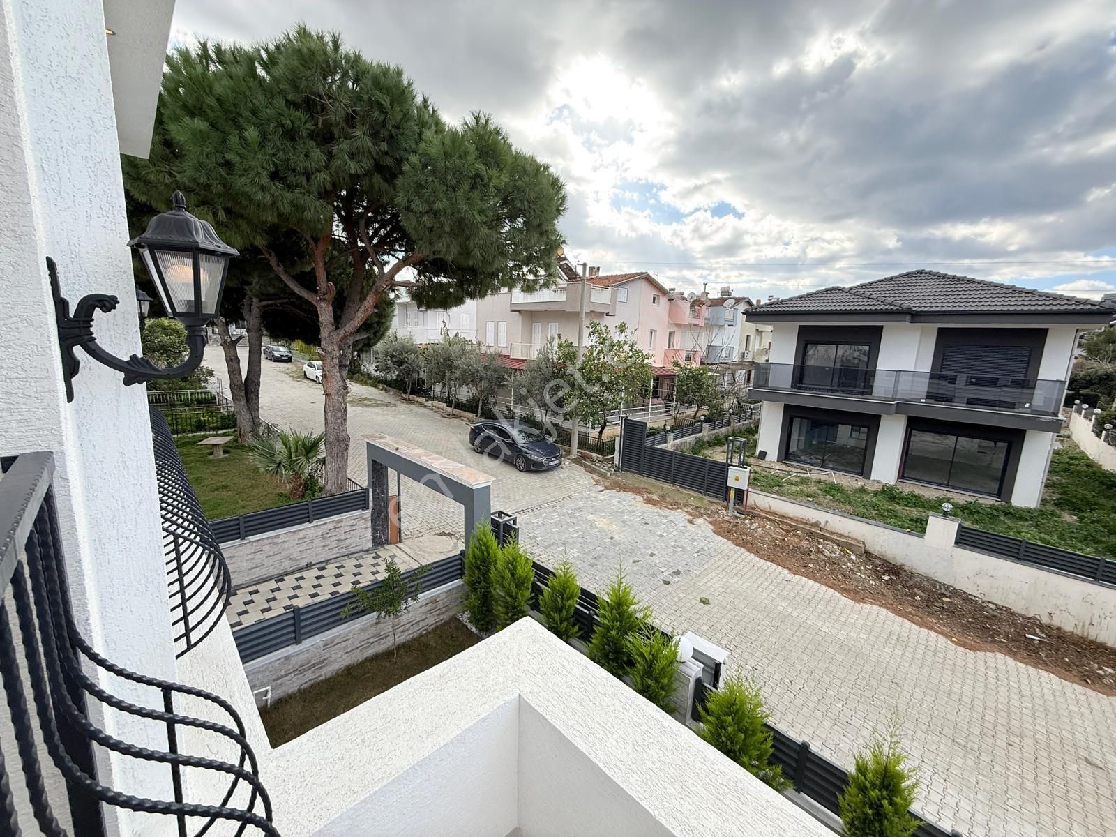 Kadınlar Denizinde 4+1 180m2 Özel Havuzlu Sıfır 300m2 Arsa İçinde Satılık Villa - Görsel 18