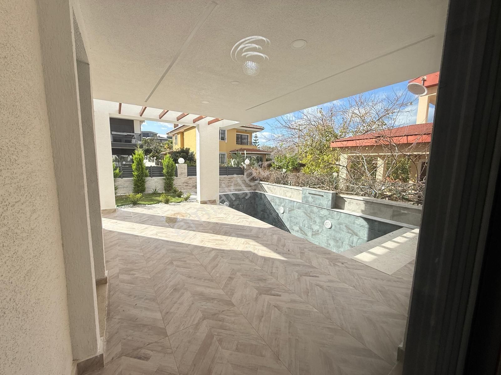 Kadınlar Denizinde 4+1 180m2 Özel Havuzlu Sıfır 300m2 Arsa İçinde Satılık Villa - Görsel 12