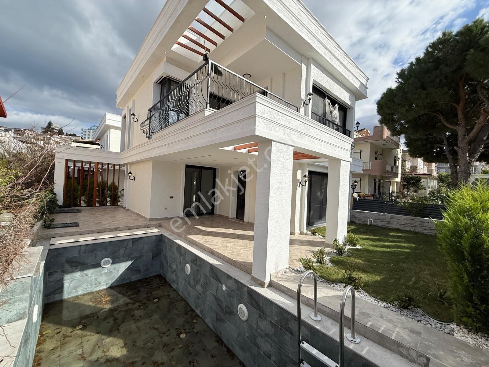 Kadınlar Denizinde 4+1 180m2 Özel Havuzlu Sıfır 300m2 Arsa İçinde Satılık Villa - Görsel 28