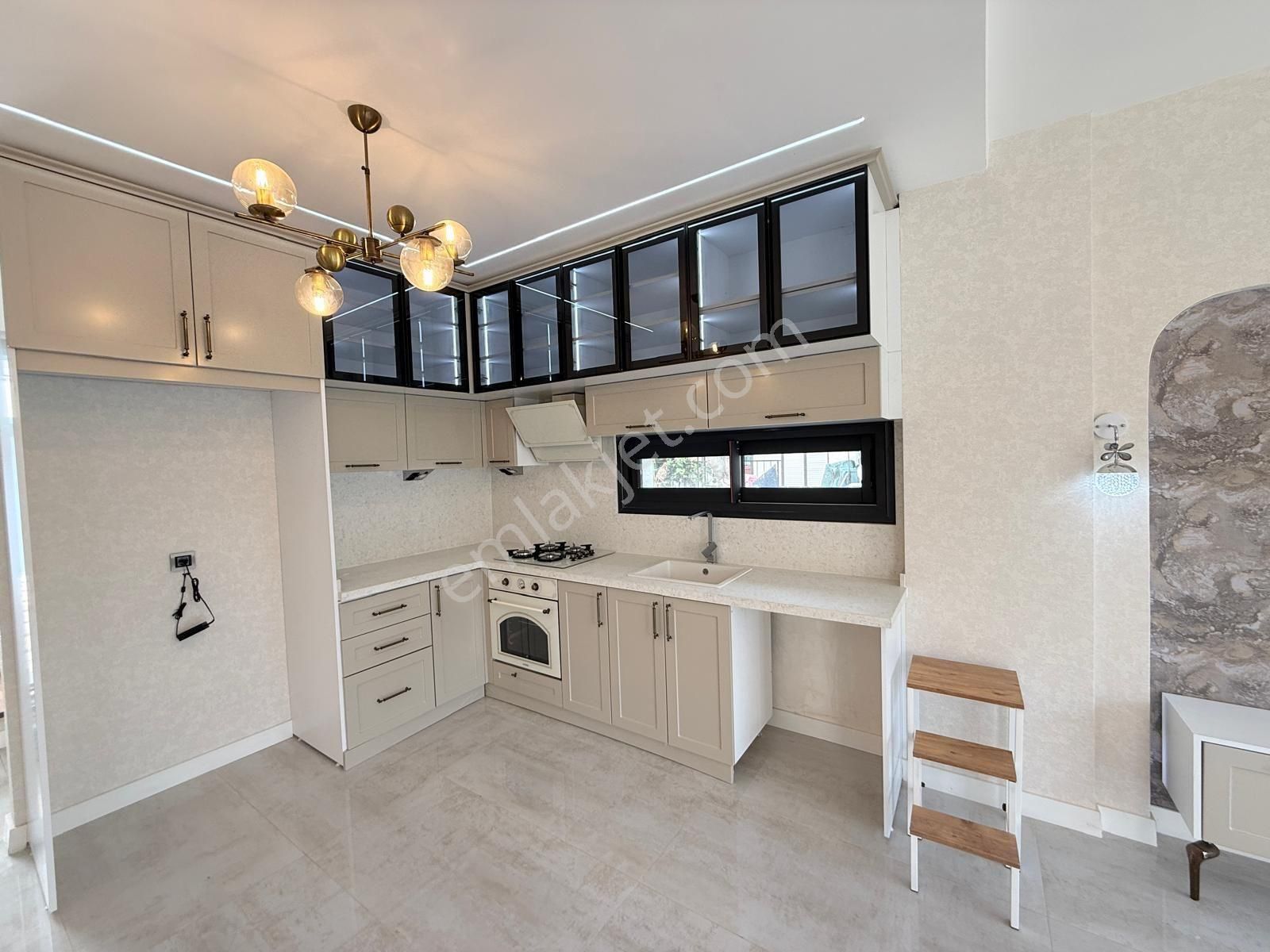 Kadınlar Denizinde 4+1 180m2 Özel Havuzlu Sıfır 300m2 Arsa İçinde Satılık Villa - Görsel 10