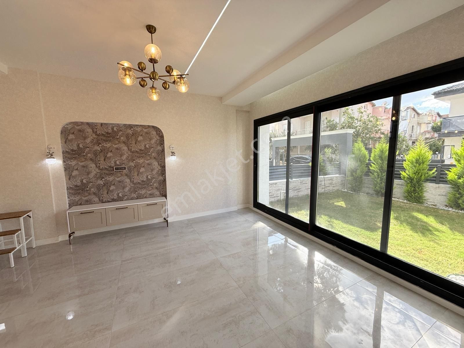 Kadınlar Denizinde 4+1 180m2 Özel Havuzlu Sıfır 300m2 Arsa İçinde Satılık Villa - Görsel 9