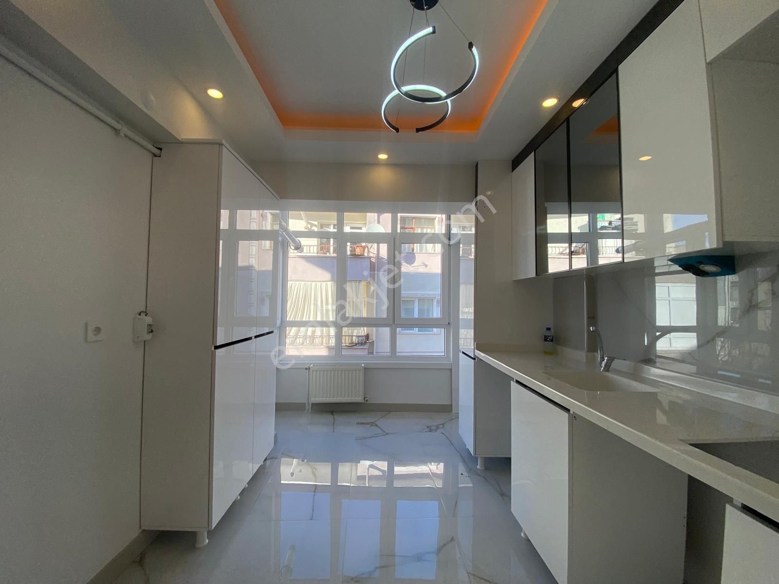 Koza Emlak'tan Pınarbaşı Mahalesinde Ara Katta Lüxx Yapılı Genç Bina Da 3+1 Satılık Daireeee