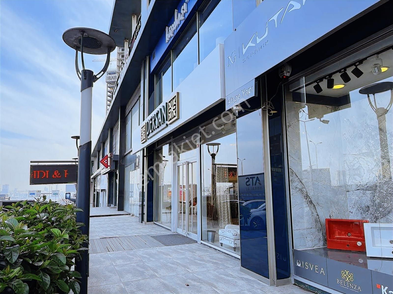 Skyport Resıdence 'da E5 Cepheli Net 250 M2 Düz Giriş İşyeri