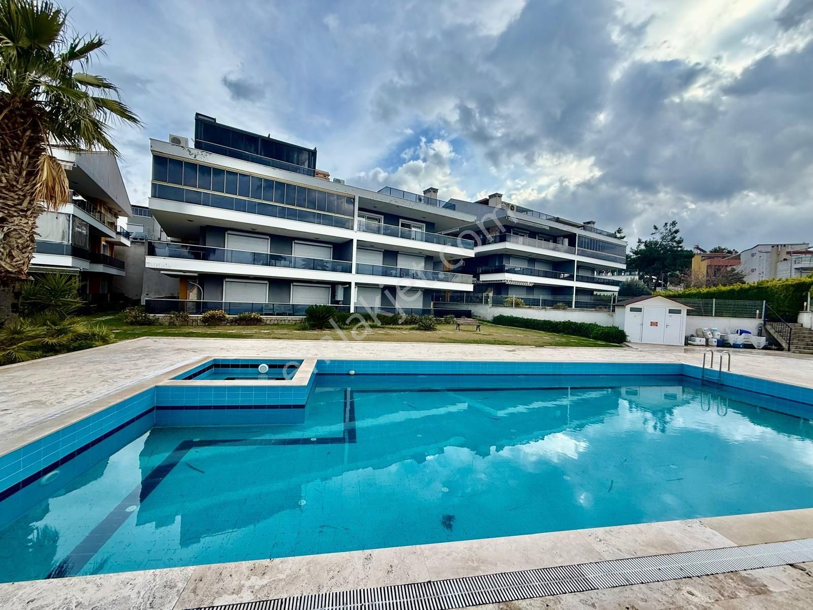 Kadınlar Denizinde Sahile Yakın 3+1 Ters Dubleks Deniz Manzaralı Havuzlu Sitede Daire  