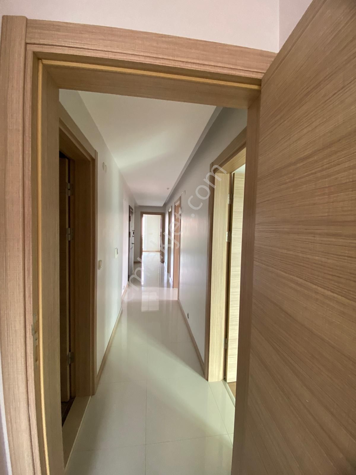 Seferihisar'ın Gözbebeği Camikebir Mah.'de Kopuz İnş. Süper Lux Kiralık Müthiş Lokasyon 3+1 Daire - Görsel 3