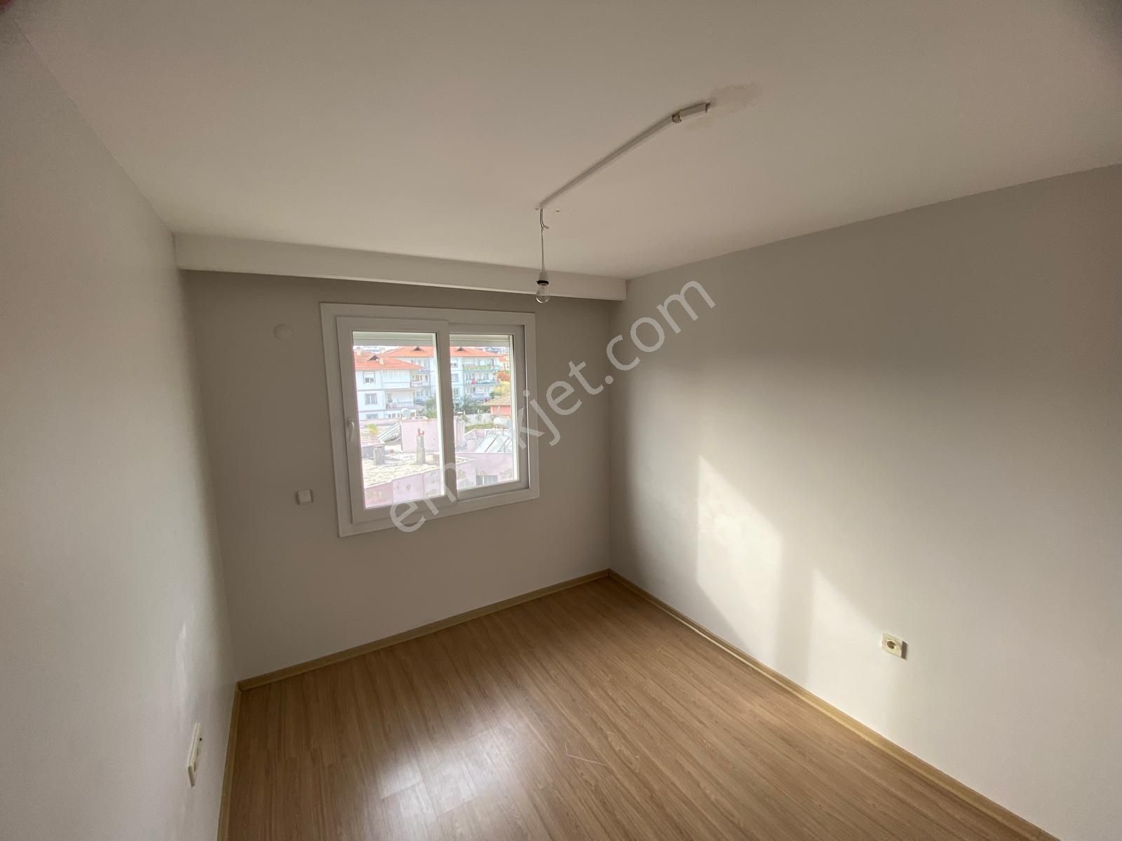 Seferihisar'ın Gözbebeği Camikebir Mah.'de Kopuz İnş. Süper Lux Kiralık Müthiş Lokasyon 3+1 Daire - Görsel 9