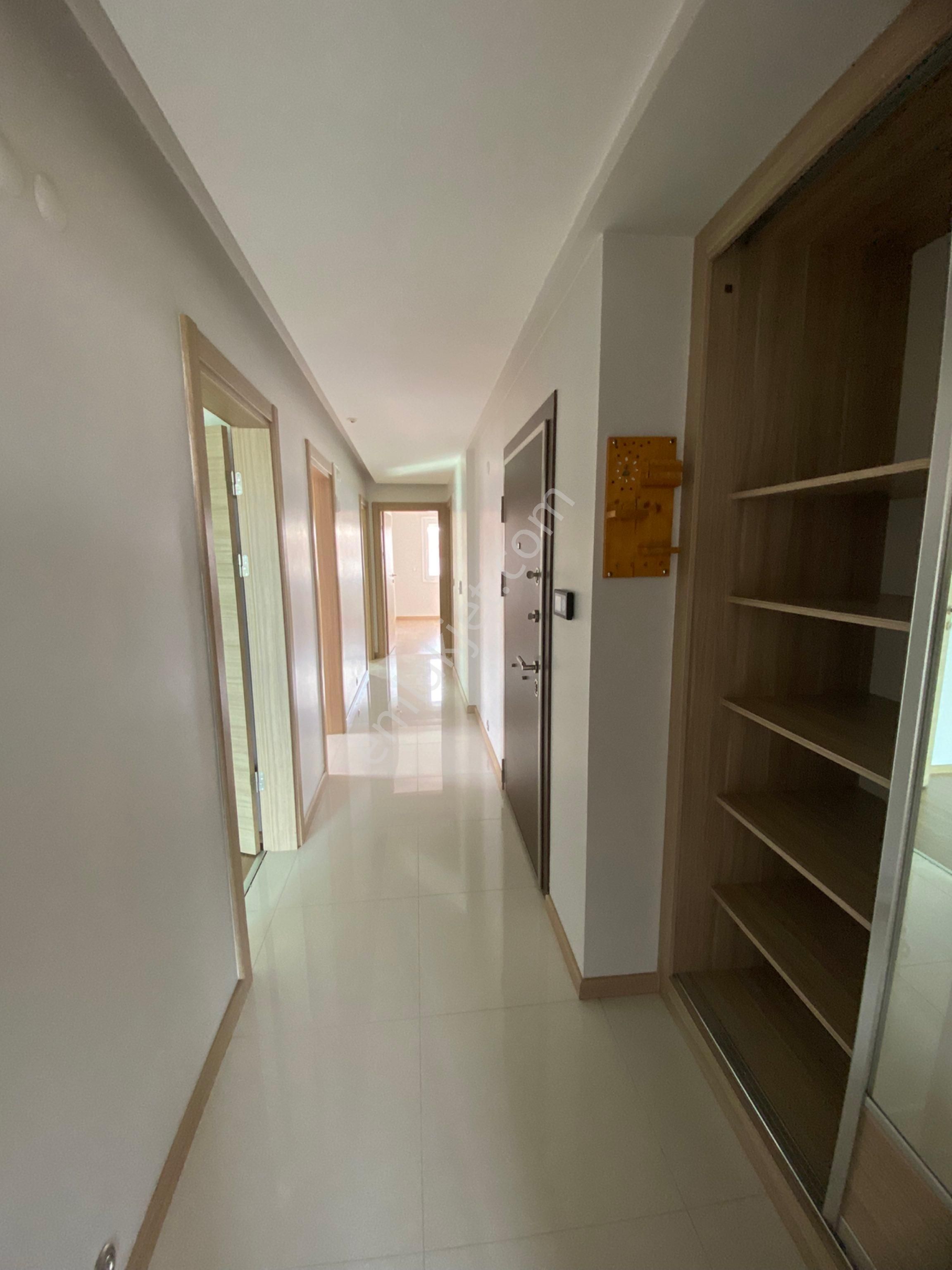 Seferihisar'ın Gözbebeği Camikebir Mah.'de Kopuz İnş. Süper Lux Kiralık Müthiş Lokasyon 3+1 Daire - Görsel 16
