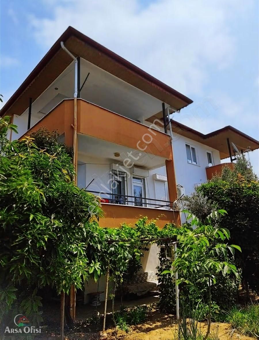 Alanya Mahmutlarda Satılık Deniz Manzaralı Müstakil Bahçeli Ev
