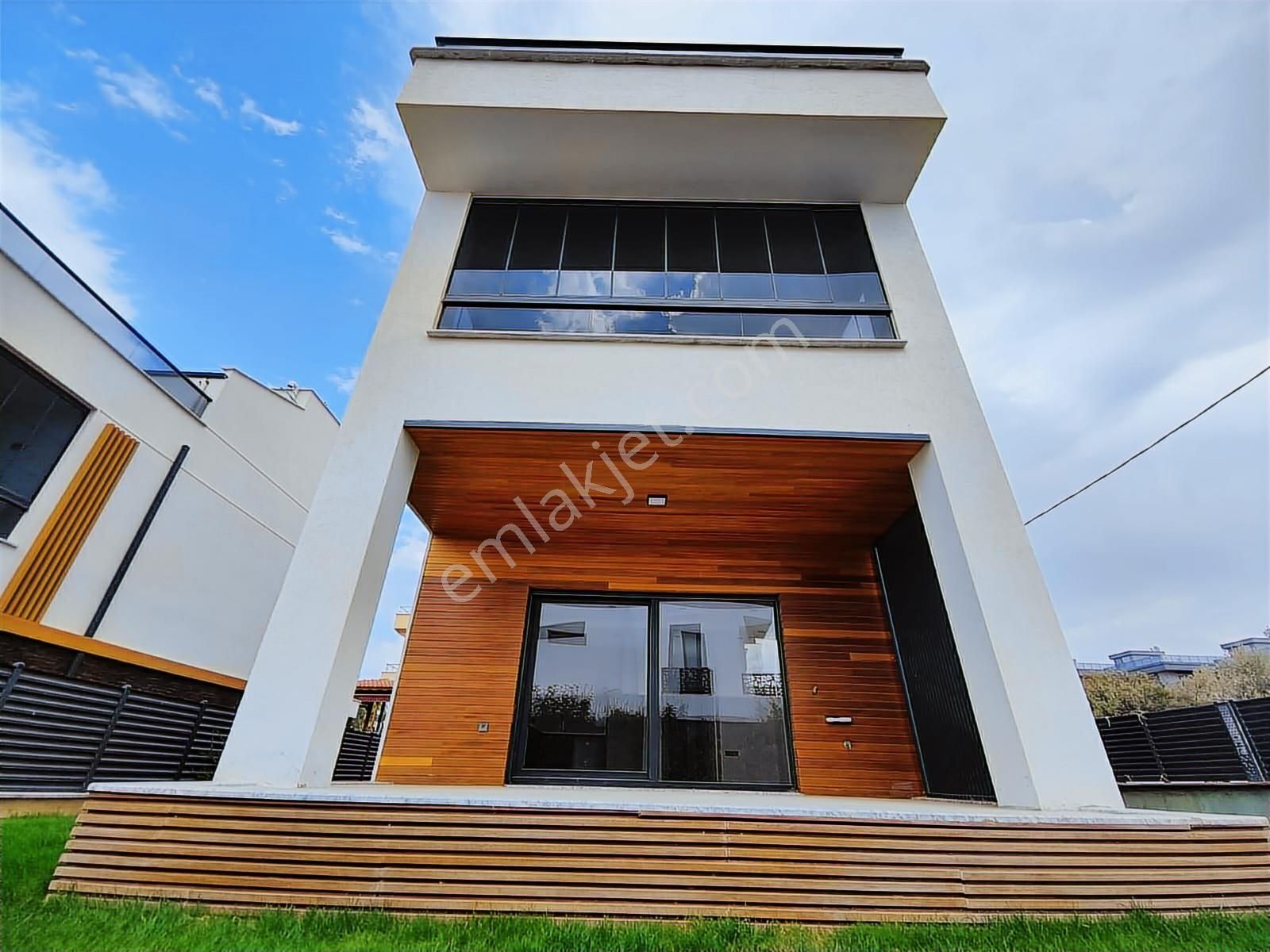 Rw Nefes'ten Pelitköy'de Denize 100 Mt. Geniş Bahçeli 4+1 Villa