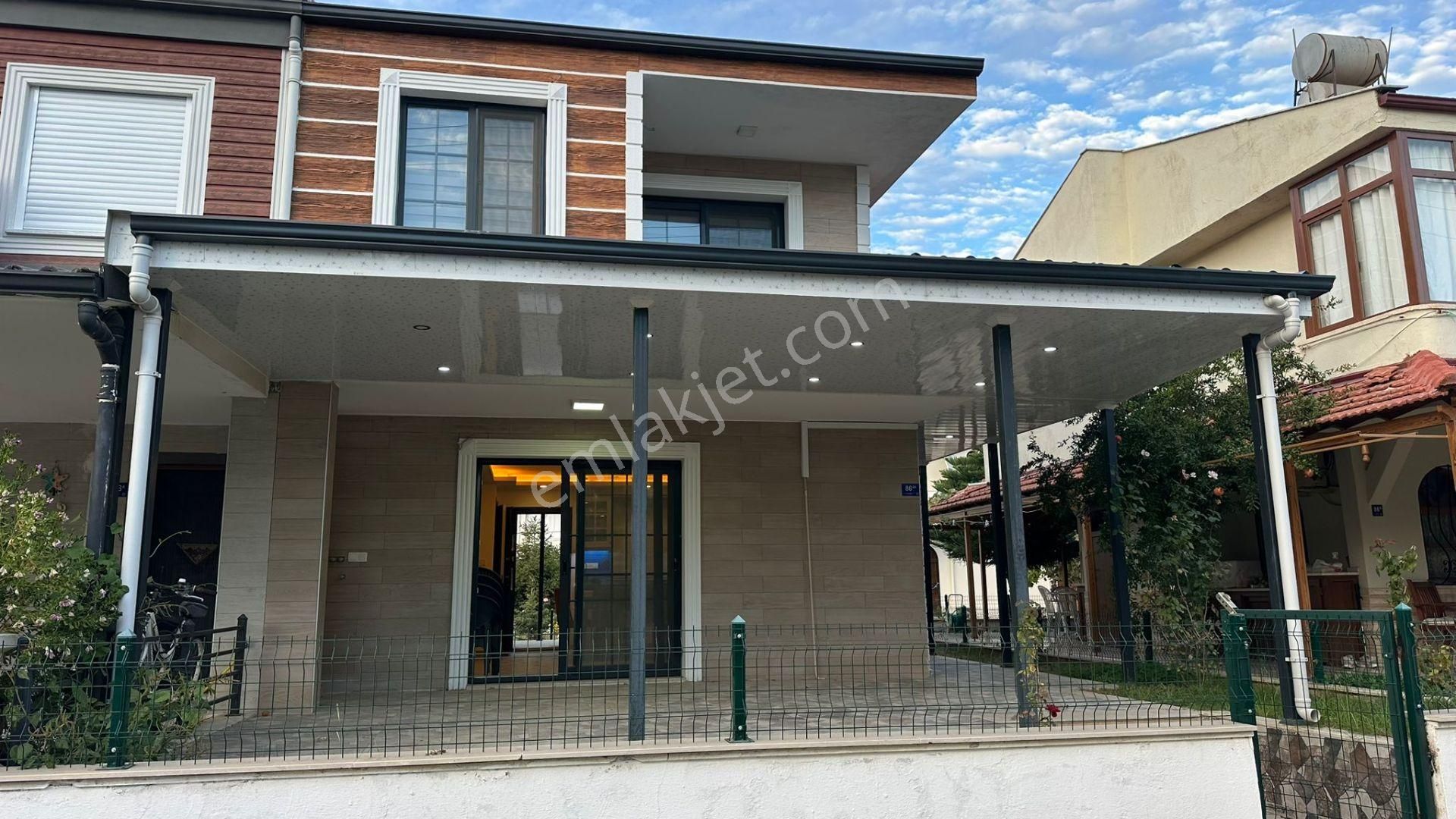 Sahil Sitelerinde Denize 200 Metre 3+1 Yazlık