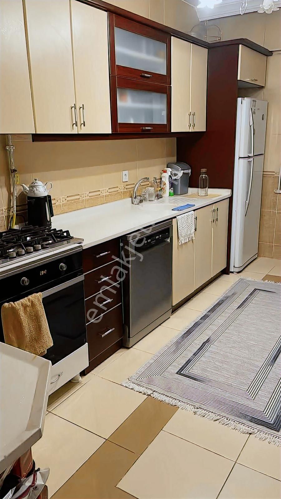 Acil Satılık Çarşı Merkezde 3+1 Kapalı Otoparklı Daire - Görsel 3