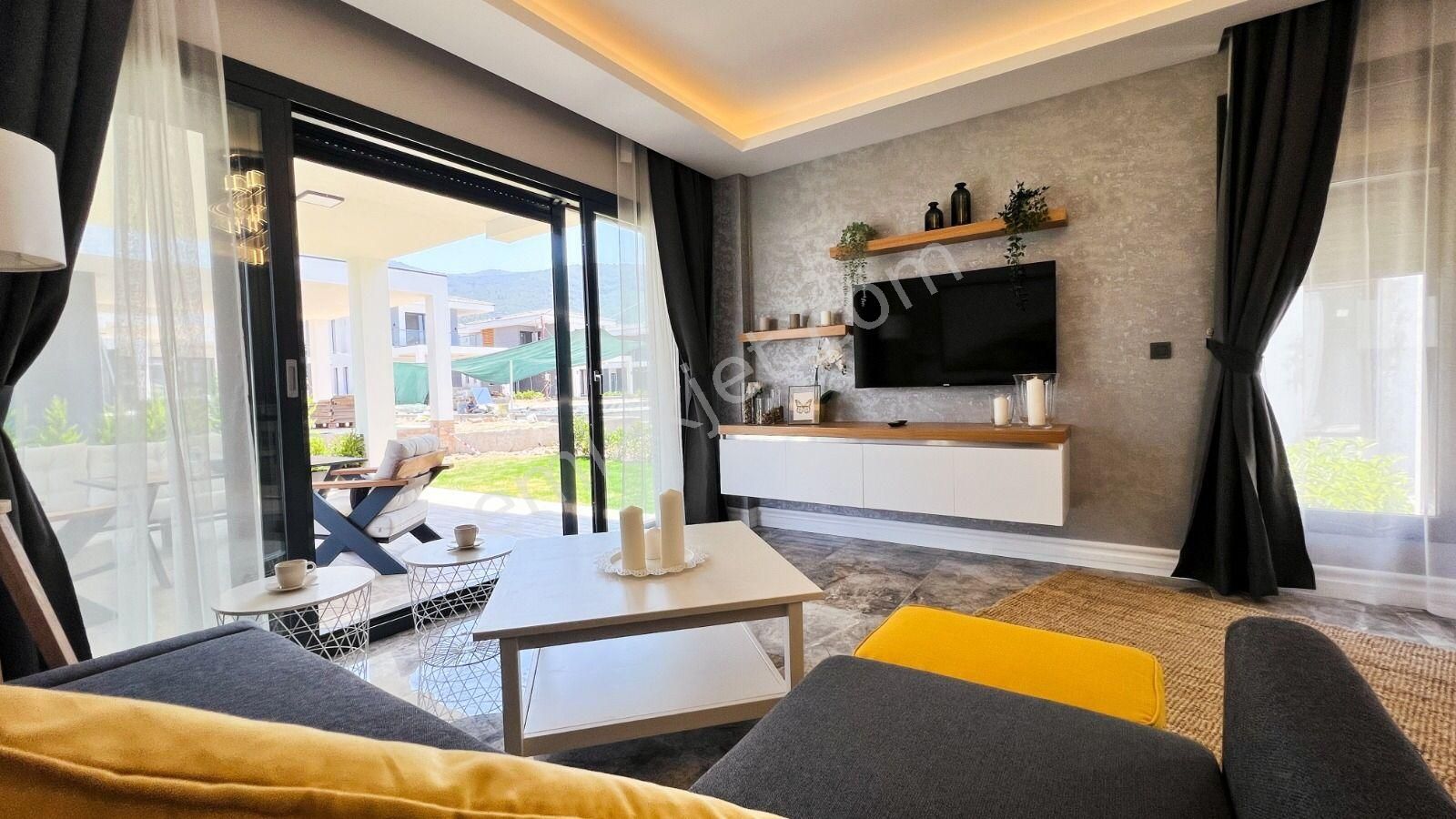 Güzelçamlı'da Havuzlu Sitede Sıfır 3+1 Villa