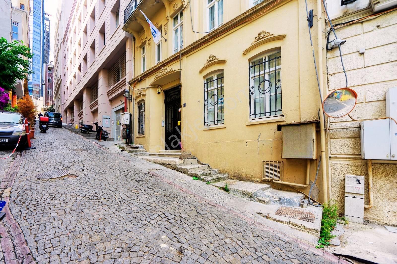 Beyoğlu Odakule'de, İstiklal Caddesine Kiralık İş Yeri - Görsel 2