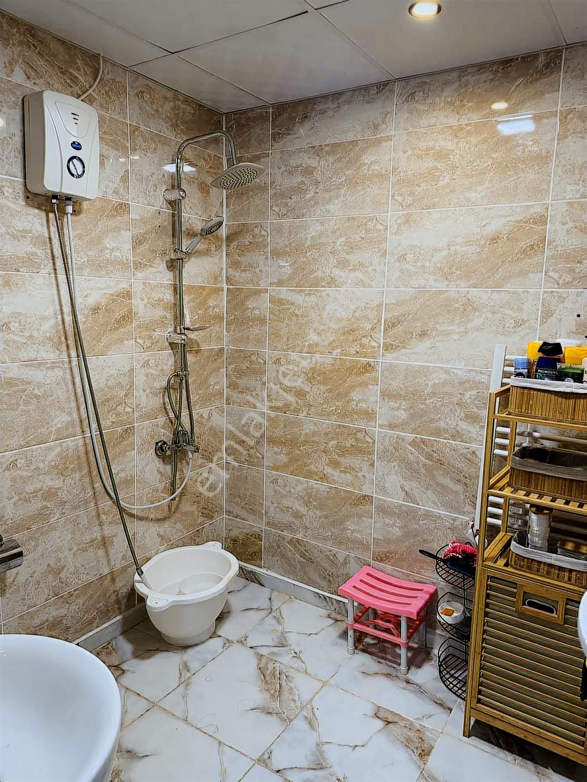 75.yıl Mahallesinde Ara Kat Bakımlı Ultra Geniş 3+1 Kattan Bölme - Görsel 4