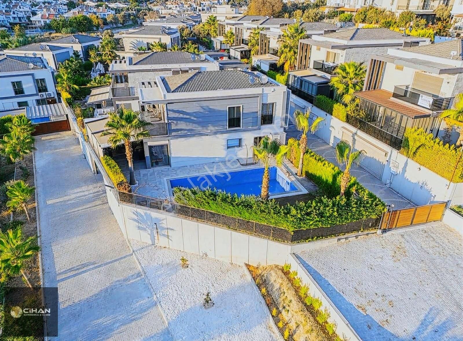 Kuşadası Kadınlar Denizinde Satılık Yazlık Villa