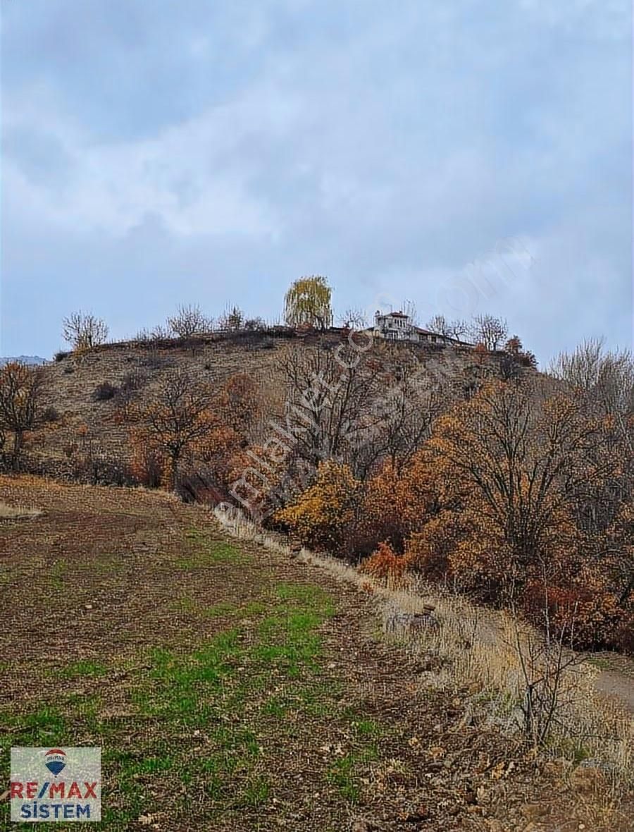 *değirmenayvalı Beldesinde Merkezi Konumda Satılık Tarla*