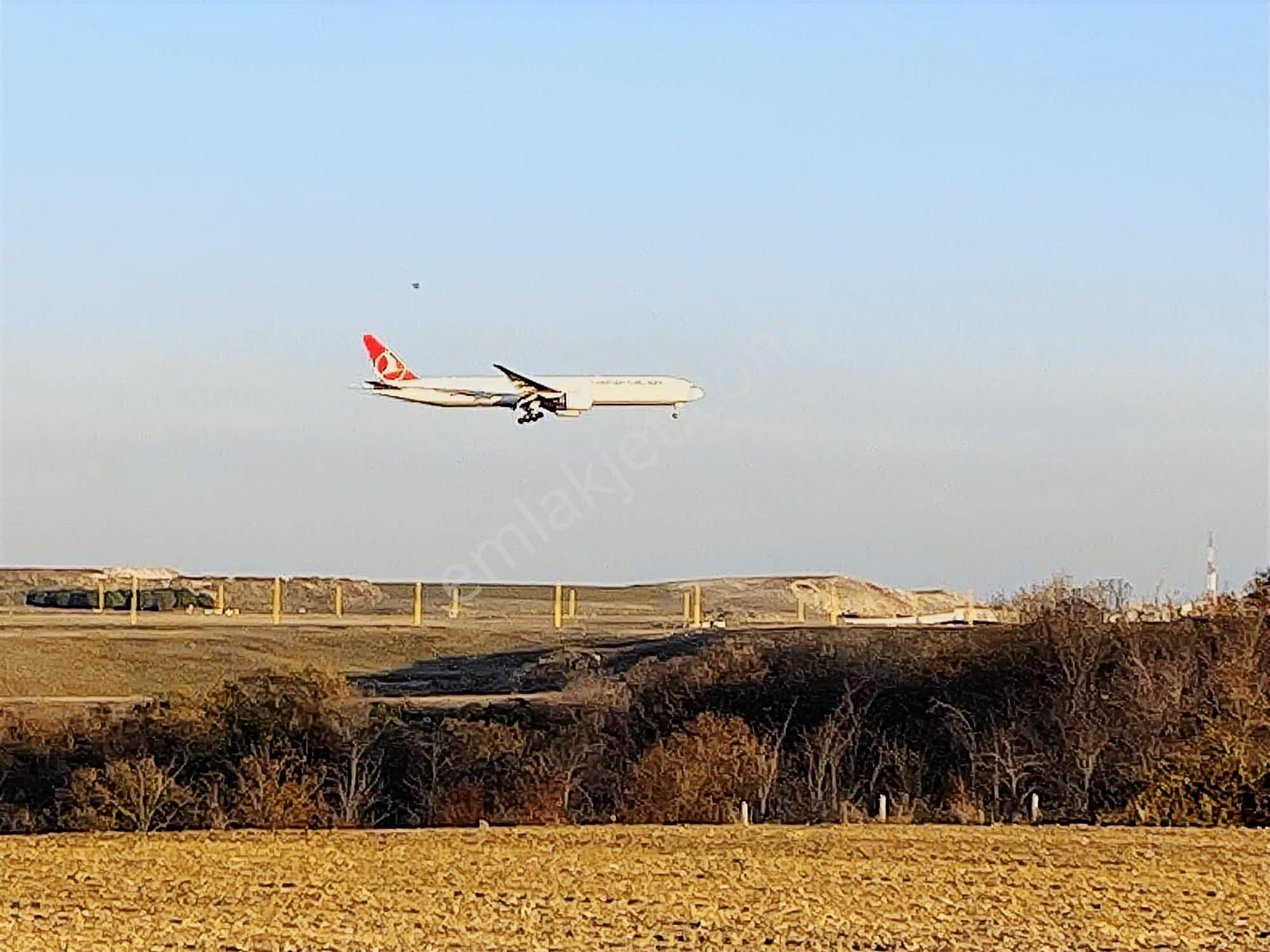 Arnavutköy Yeniköy'de Satılık 1261 Mt2 Tarla