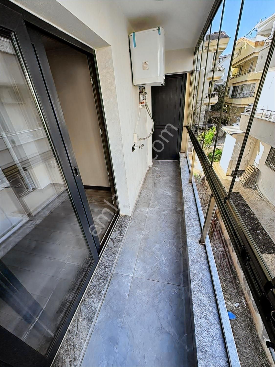 Didim Yeni Mahalle'de Merkezi Konumda Ara Kat Ön Cephe 2+1 Daire - Görsel 15