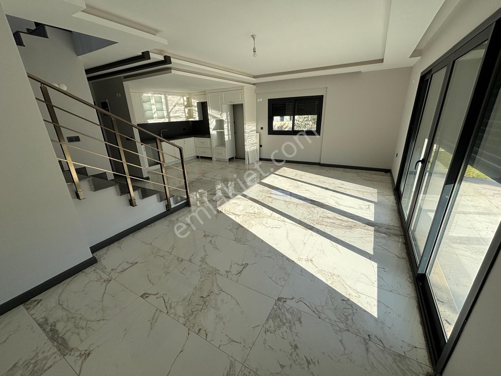 Kuşadasında Plaja Yakın Havuzlu Sitede Köşe Konumlu Tek Müstakil Sıfır Villa - Görsel 8