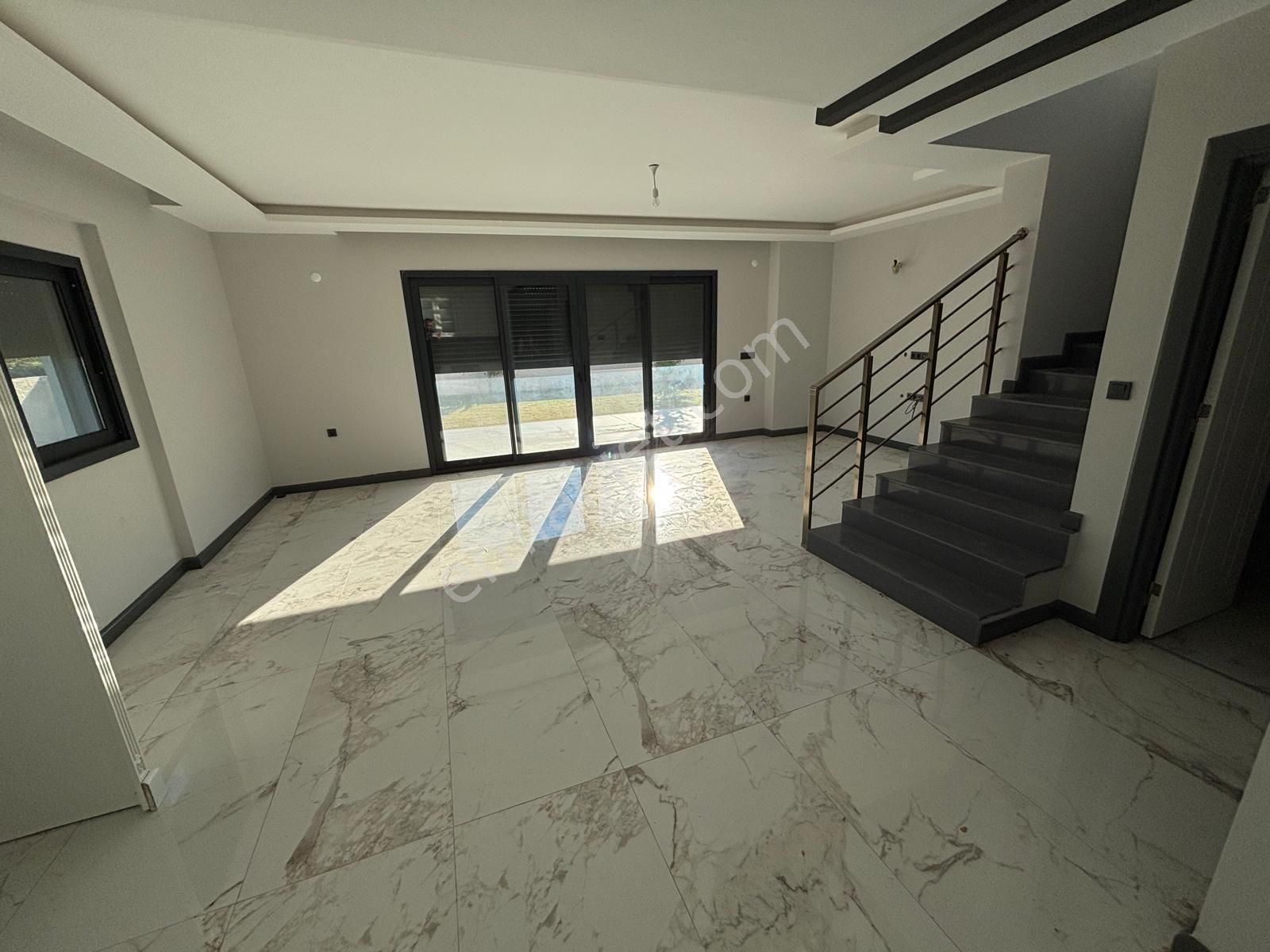 Kuşadasında Plaja Yakın Havuzlu Sitede Köşe Konumlu Tek Müstakil Sıfır Villa - Görsel 10