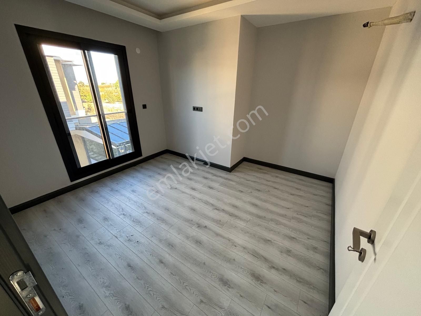 Kuşadasında Plaja Yakın Havuzlu Sitede Köşe Konumlu Tek Müstakil Sıfır Villa - Görsel 23