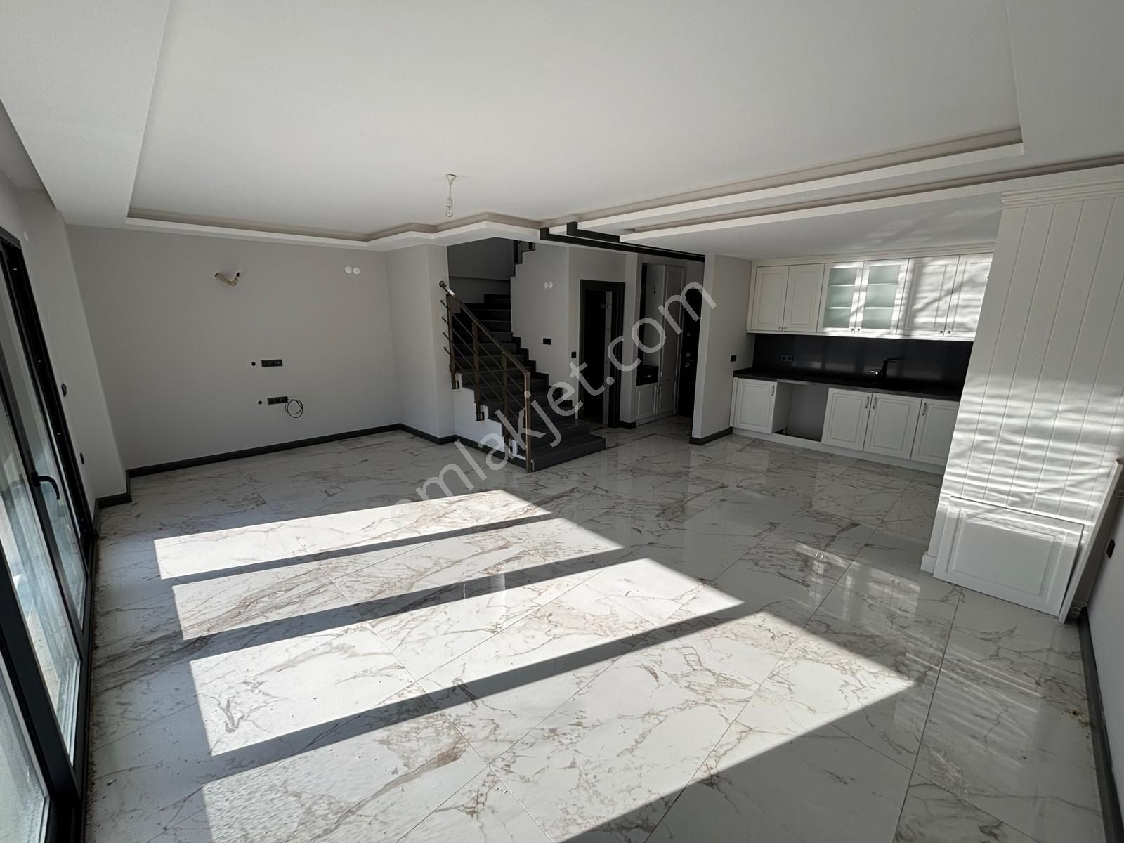 Kuşadasında Plaja Yakın Havuzlu Sitede Köşe Konumlu Tek Müstakil Sıfır Villa - Görsel 9