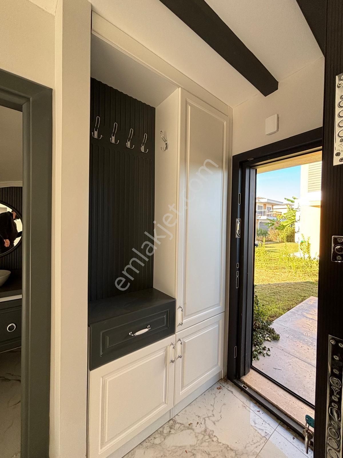 Kuşadasında Plaja Yakın Havuzlu Sitede Köşe Konumlu Tek Müstakil Sıfır Villa - Görsel 13