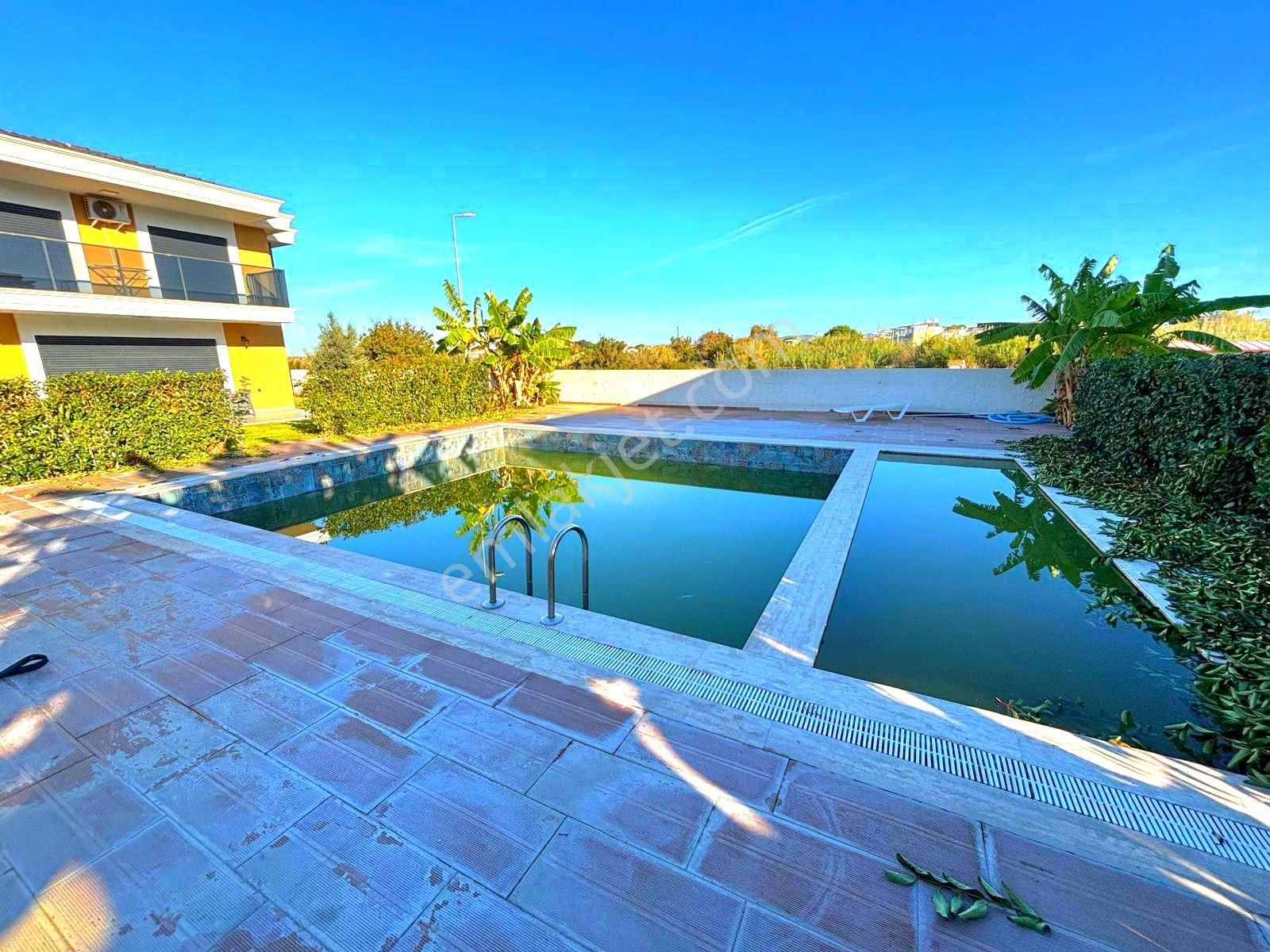 Kuşadasında Plaja Yakın Havuzlu Sitede Köşe Konumlu Tek Müstakil Sıfır Villa - Görsel 35