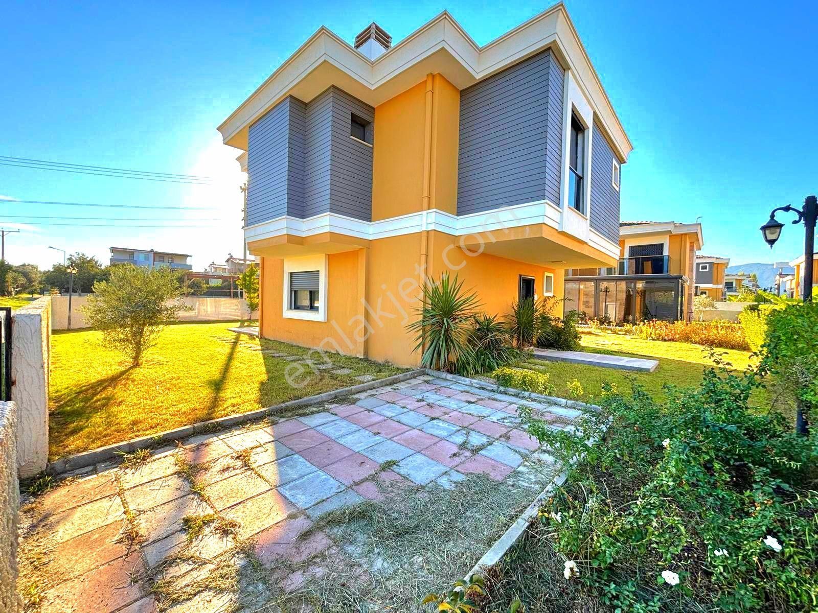 Kuşadasında Plaja Yakın Havuzlu Sitede Köşe Konumlu Tek Müstakil Sıfır Villa - Görsel 24