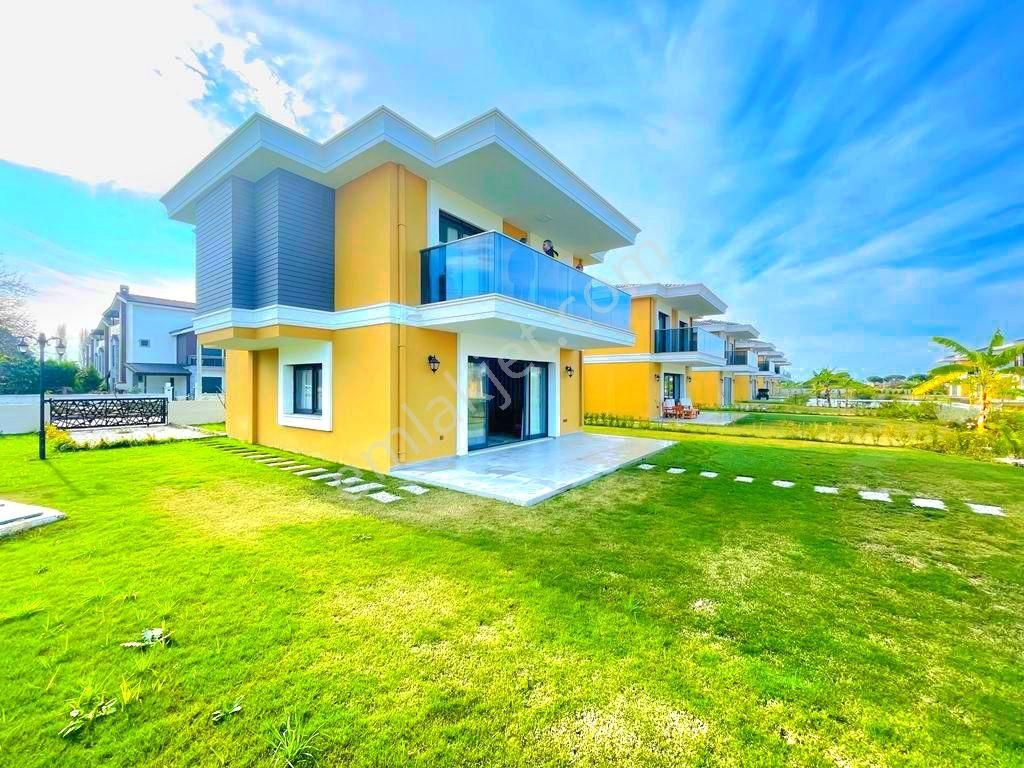 Kuşadasında Plaja Yakın Havuzlu Sitede Köşe Konumlu Tek Müstakil Sıfır Villa