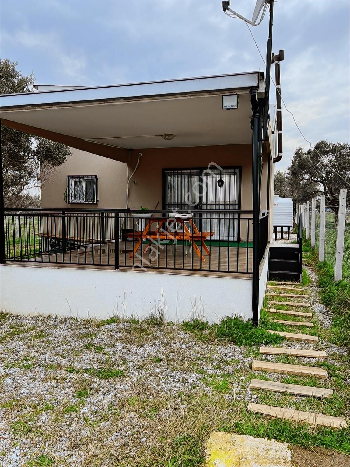 Öz-er Gayrimenkul'den Satılık Bahçeli Ev