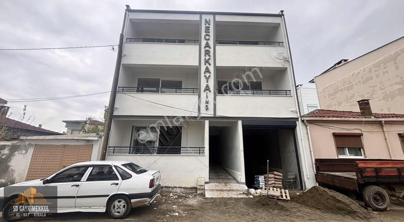 Gömeç Kemalpaşada Ön Cephe, Köşe Konumlu 2+1 Daire