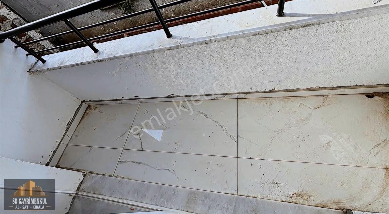 Gömeç Kemalpaşada Merkezi Konumda 2+1 Satılık Daire - Görsel 3