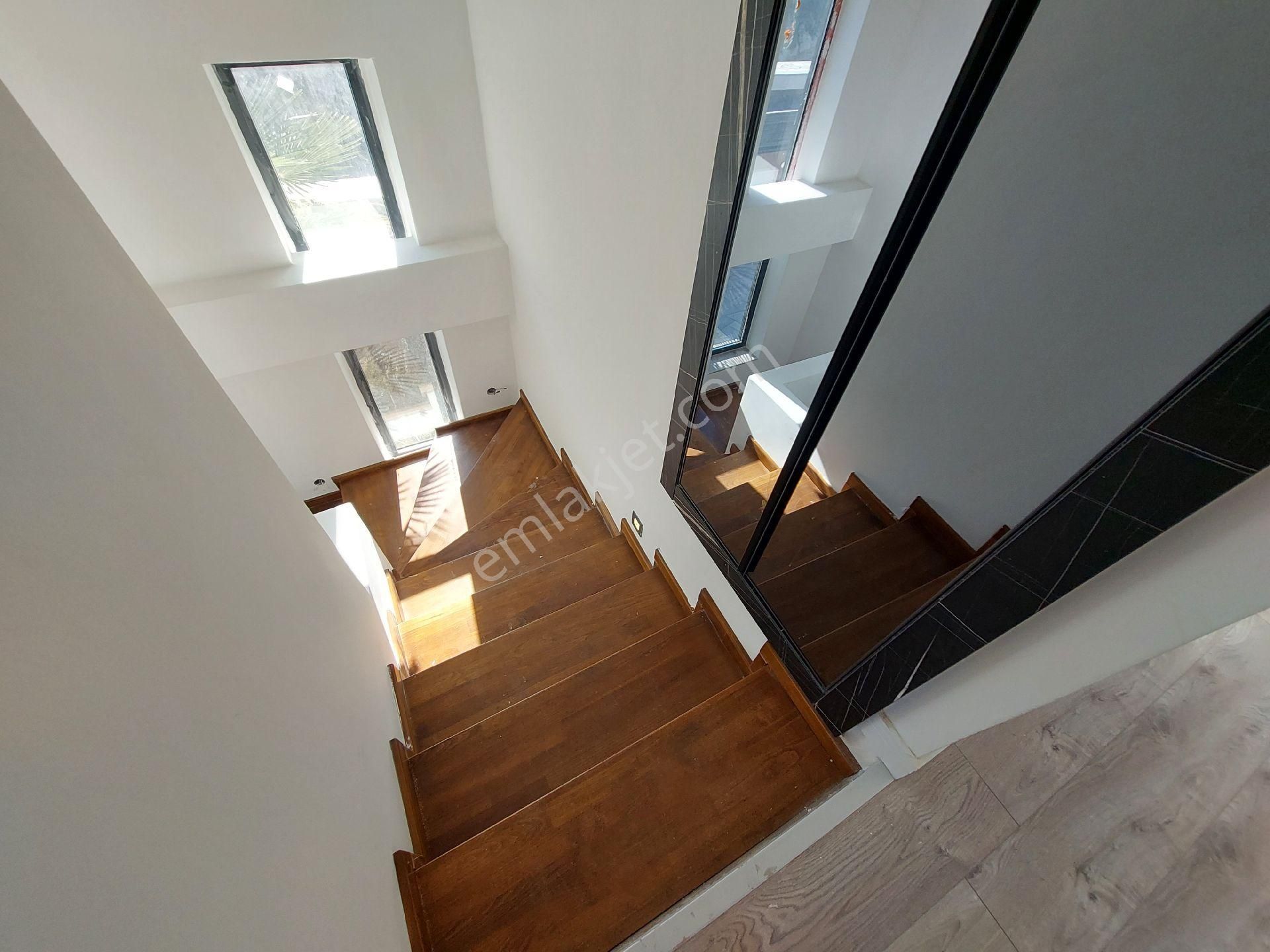 Kuşadasında Avm'lere Yakın Havuzlu Sitede Geniş Bahçeli Sıfır Villa - Görsel 17