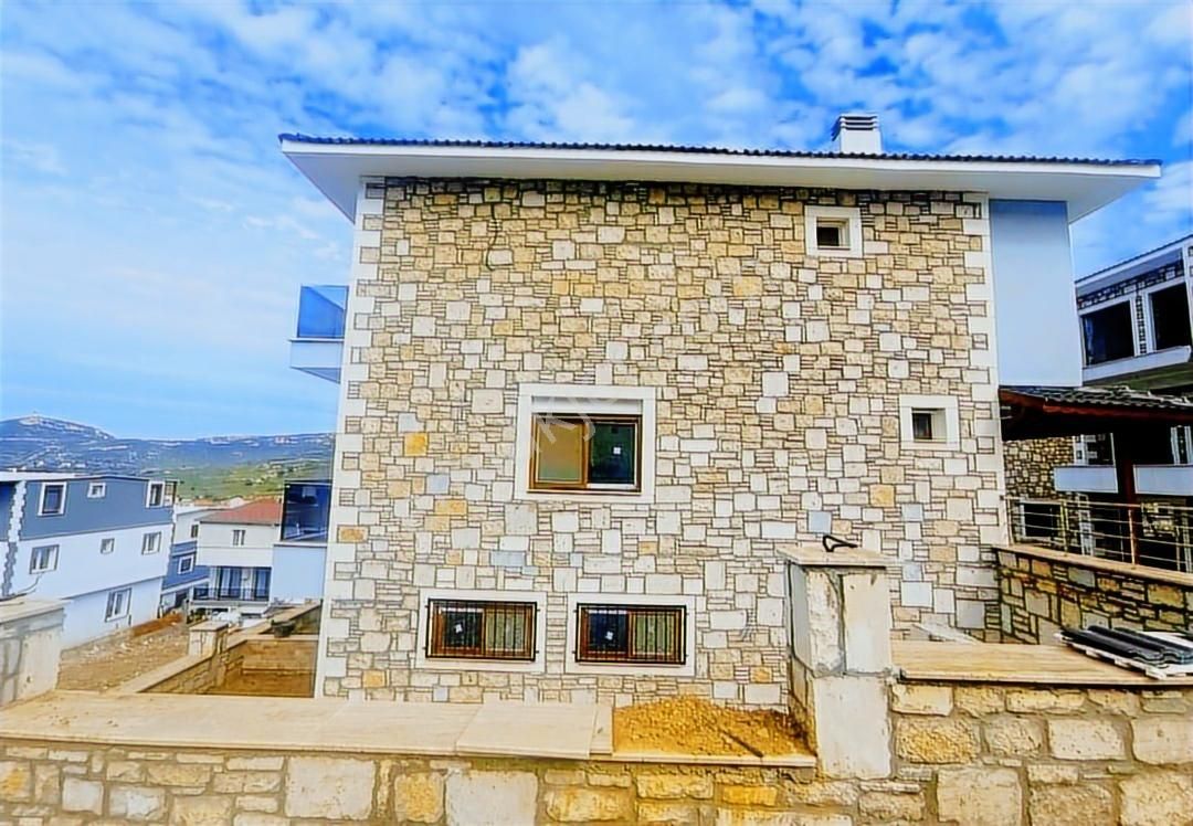 Yeni Foça Narezen'de Denize Yakın Sıfır 3+1 Tripleks Villa - Görsel 9