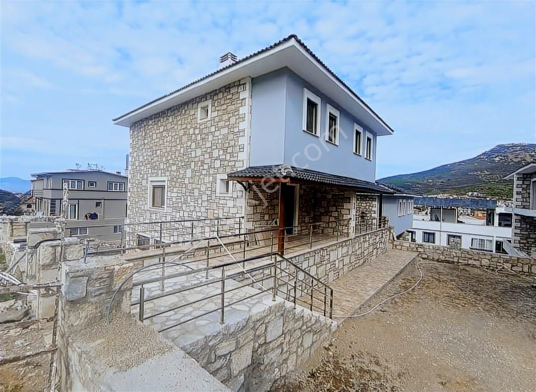 Yeni Foça Narezen'de Denize Yakın Sıfır 3+1 Tripleks Villa - Görsel 7