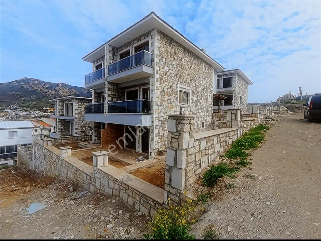 Yeni Foça Narezen'de Denize Yakın Sıfır 3+1 Tripleks Villa - Görsel 12