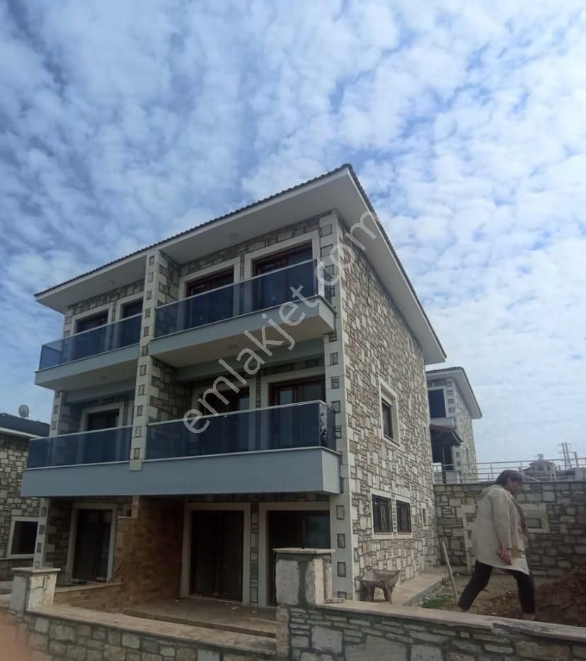 Yeni Foça Narezen'de Denize Yakın Sıfır 3+1 Tripleks Villa