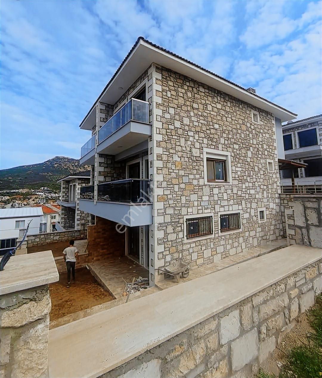 Yeni Foça Narezen'de Denize Yakın Sıfır 3+1 Tripleks Villa - Görsel 3